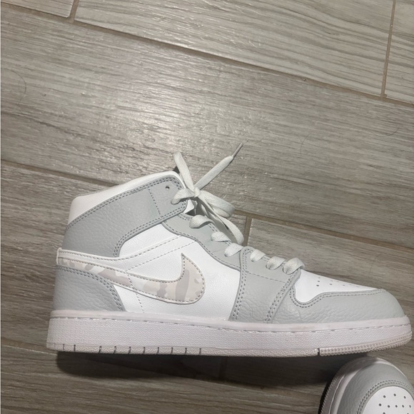 Air Jordan Women's Sneakers Size 8 - Picture 2 of 5